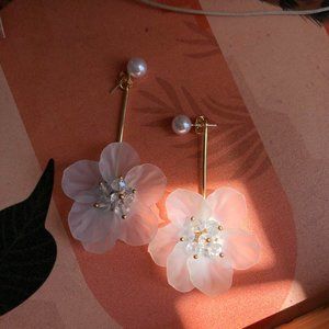 White blossom/faux pearl drop ear jackets NWT